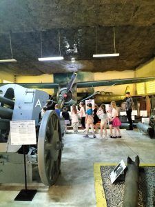 uczniowie w hali z wozami bojowymi