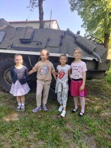 cztery uczennice przed eksponatem samolotu