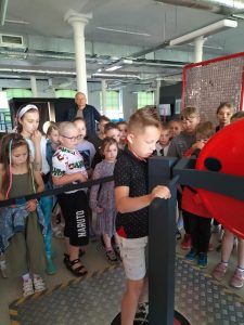 grupa uczniów w centrum przyrodniczym