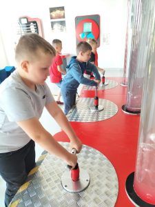 grupa uczniów w centrum przyrodniczym