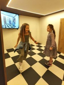 dwie uczennice przed ekranem odzwierciedlającym ich osoby