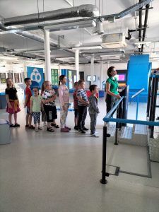 grupa uczniów w centrum przyrodniczym