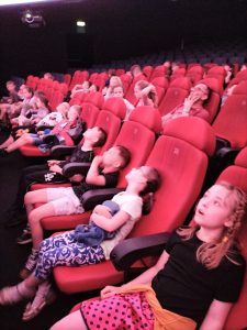 grupa uczniów w planetarium