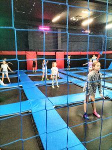 uczniowie w zabawie na trampolinach