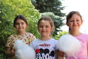 trzy dziewczynki z watą cukrową