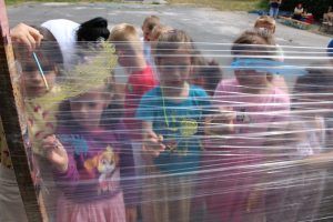 dzieci malujące na folii