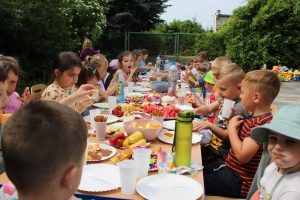 przedszkolaki przy stole ze smakołykami