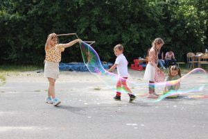 dzieci robią wielkie bańki mydlane