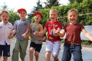 chłopcy z uśmiechami na twarzach