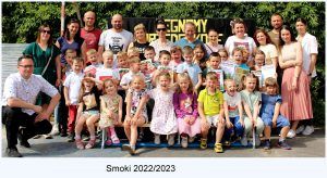 grupa przedszkolaków pozująca do zdjęcia grupowego