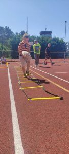 uczeń pokonuje tor przeszkód