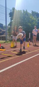 uczeń pokonuje tor przeszkód