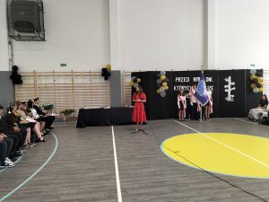 pani wójt przemawia do absolwentów