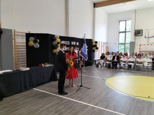 pani wójt wręcza nagrodę najlepszemu absolwentowi