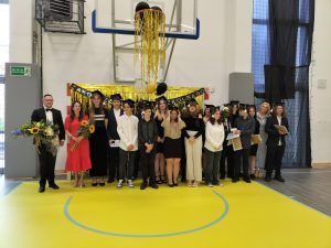 wspólne zdjęcie ósmoklasistów z dyrektorem szkoły i panią wójt