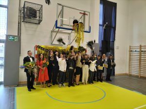 wspólne zdjęcie ósmoklasistów z dyrektorem szkoły i panią wójt