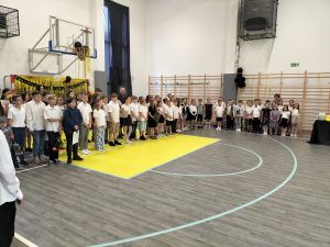 grupa uczniów klas 4 - 7