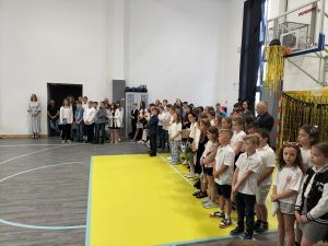 grupa uczniów klas 4 - 7