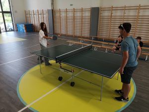 uczniowie w rozgrywkach tenisa stołowego