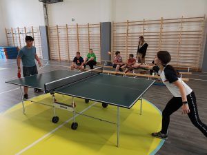 uczniowie w rozgrywkach tenisa stołowego