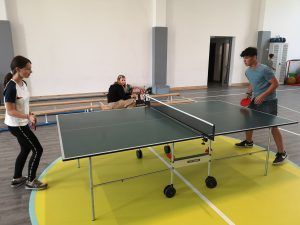 uczniowie w rozgrywkach tenisa stołowego