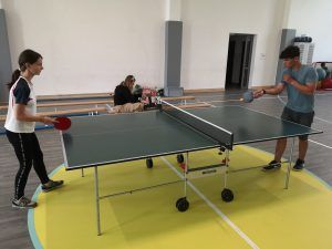 uczniowie w rozgrywkach tenisa stołowego