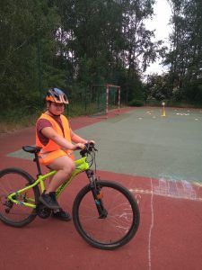 Uczennica rozpoczynająca przejazd i egzamin praktyczny