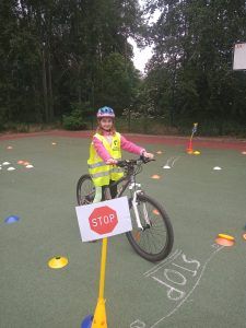  Uczennica rozpoczynająca przejazd i egzamin praktyczny