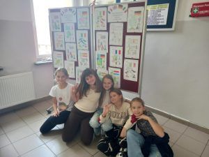 uczennice przed tablicą informacyjną