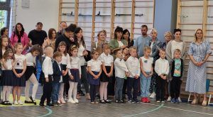 na zdjęciu uczniowie klasy 1