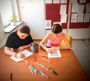 uczennice przy zadaniu z kropkami