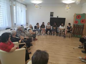 uczennice czytają wiersz seniorom