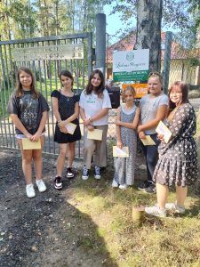 uczennice przed domem seniora