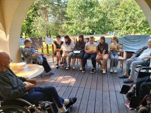 uczennice czytają wiersz seniorom