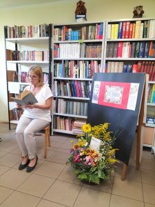 nauczyciel czyta fragment lektury