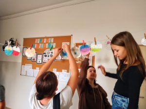 girlanda z kropek tworzona przez uczniów