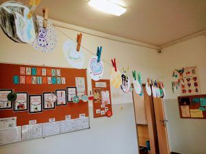 prezentacja girlandy z kropek