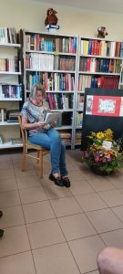 nauczyciel czyta fragment lektury