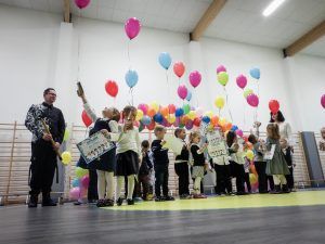 na zdjęciu grupa przedszkolaków z dyrektorem szkoły i wychowawcą