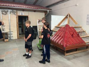 uczniowie oglądają wystawy