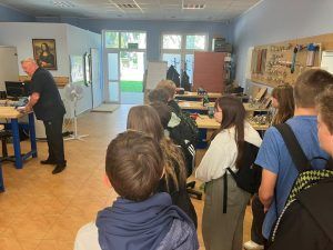 uczniowie oglądają stanowiska pracy