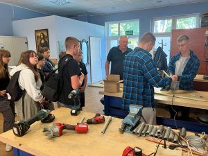 uczniowie obserwują stanowiska pracy