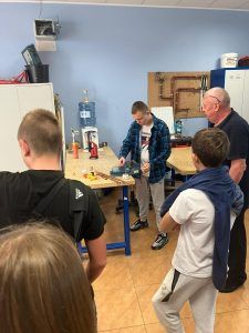 uczniowie obserwują stanowiska pracy