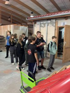 uczniowie obserwują stanowiska pracy