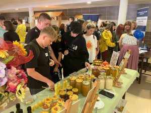 uczniowie oglądają stanowisko pszczelarskie