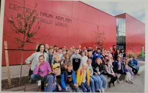 grupa uczniów z Polski i Niemiec z opiekunami