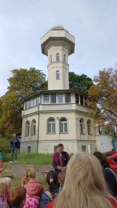 uczniowie przed wieżą