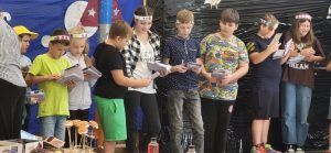 grupa uczniów z książkami