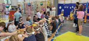 uczniowie przy posiłku