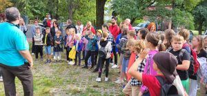 grupa uczniów w parku